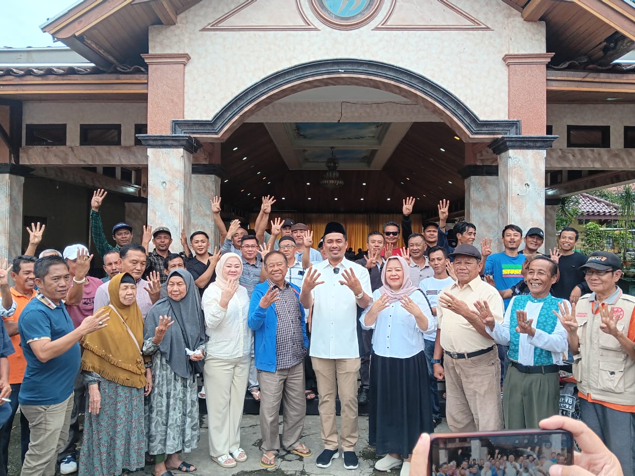 keluarga besar bapak abusama  saat mendengarkan bacaan putusan mk di pendopo samudra