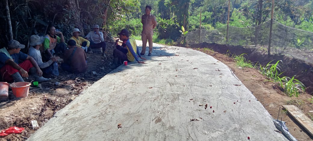 kades dan warga lagi istirahat