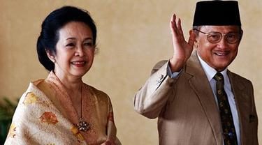  Puisi  Ini Bukti Besarnya Cinta  BJ Habibie  Kepada  Ainun  